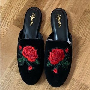 Black velvet loafers with roses